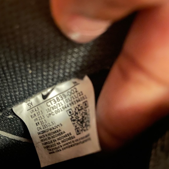 Nike Air Force black upper, white sole. Size 5Y - Picture 6 of 8